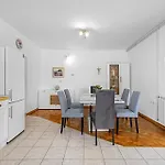 شقة 3 Bedroom Lovely In