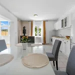 3 Bedroom Lovely In Apartamento Šibenik