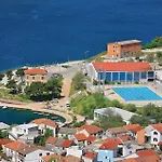 3 Bedroom Lovely In Apartamento