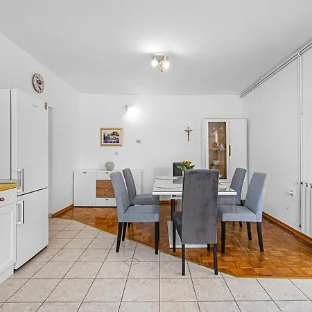 Apartmán 3 Bedroom Lovely In