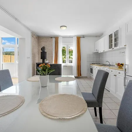 3 Bedroom Lovely In Lejlighed Šibenik
