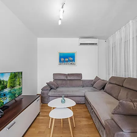 3 Bedroom Lovely In Apartment