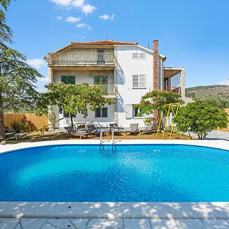 3 Bedroom Lovely In Sibenik