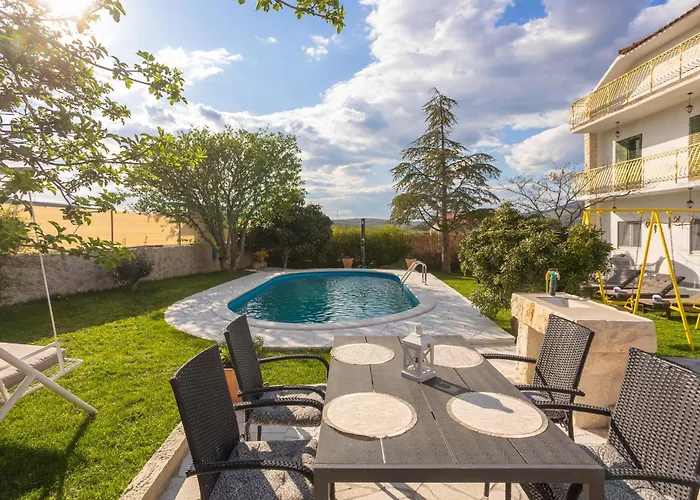 3 Bedroom Lovely In Šibenik